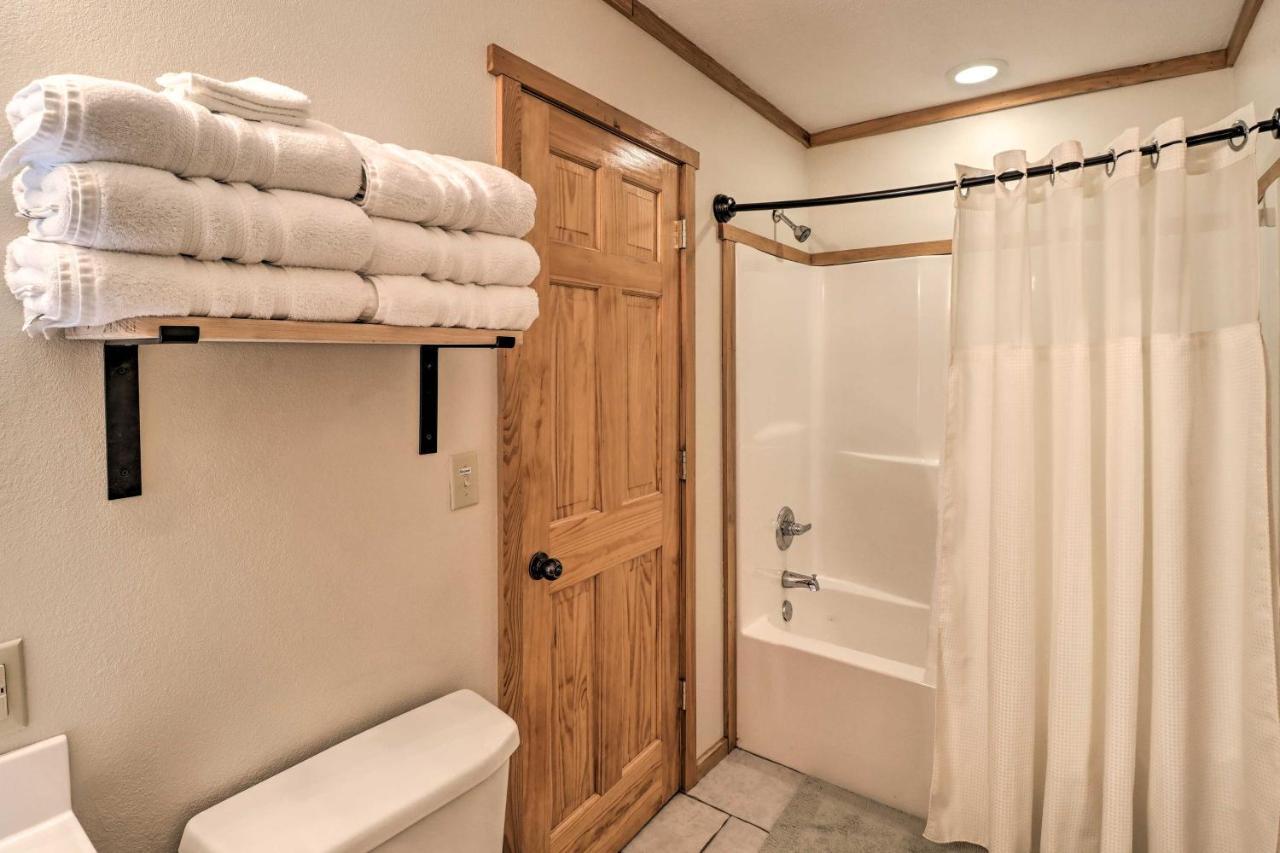 Piney Bluff Retreat With Mountain Views! Villa Luaran gambar