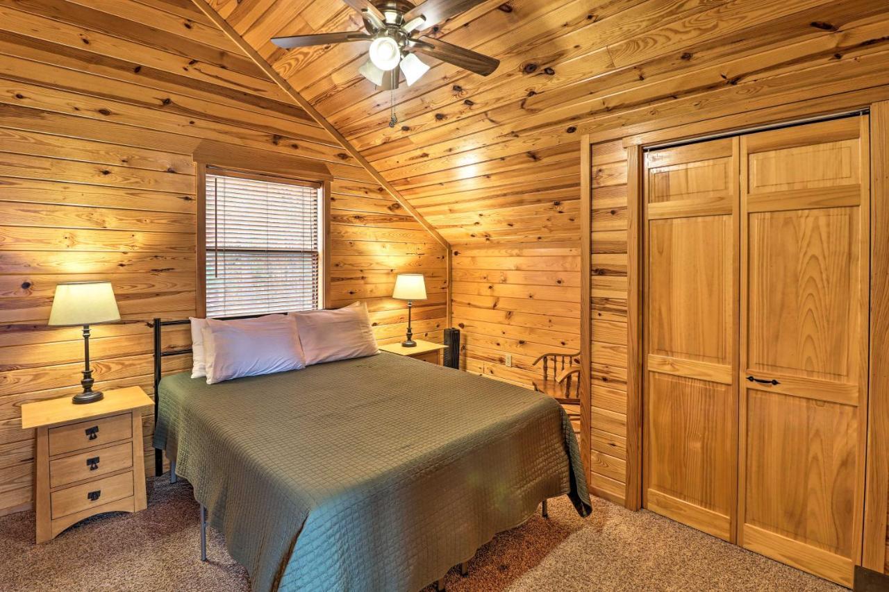 Piney Bluff Retreat With Mountain Views! Villa Luaran gambar