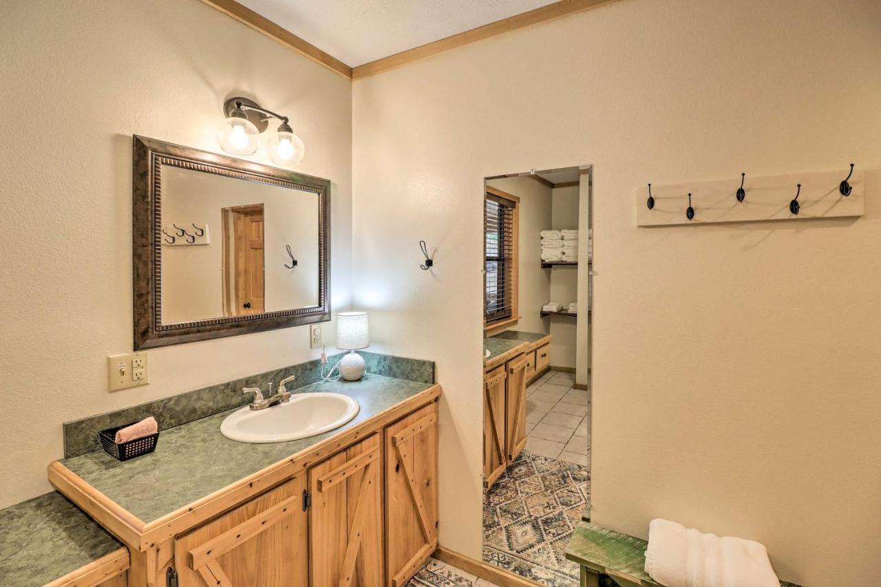 Piney Bluff Retreat With Mountain Views! Villa Luaran gambar